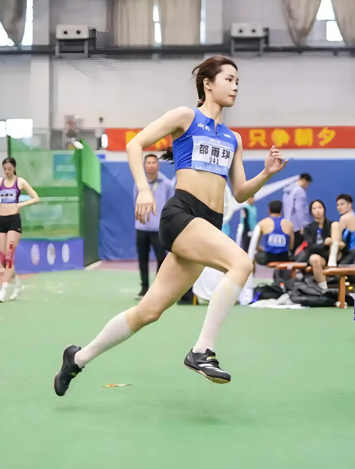 Hot girl điền kinh xứ Trung bị chỉ trích vì nhảy như gắn lò xo mà vẫn đẹp lời đáp trả nghe