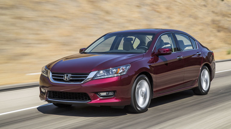 Hình ảnh Honda Accord màu đỏ chụp từ phía trước
