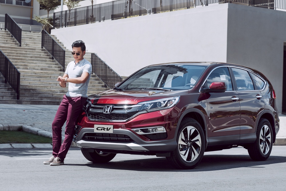 Hình ảnh Honda CR-V màu đỏ chụp từ bên sườn
