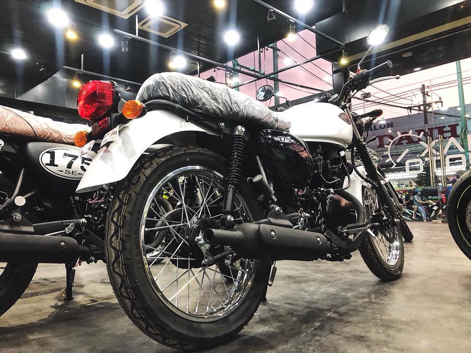 Kawasaki W175 với vành nan phanh trống cổ điển Kawasaki W175 với vành nan phanh trống cổ điển