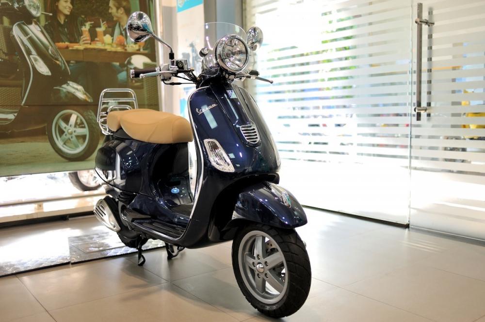 Đèn pha và đầu xe Vespa LXV