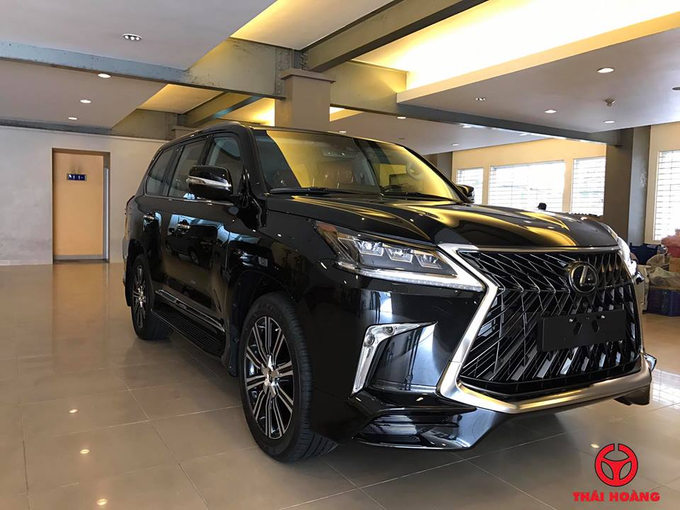 Bộ 3&nbsp;Lexus LX570 Super Sport 2018 mới&nbsp;được&nbsp;đưa về nước&nbsp;đều mang ngoại thất&nbsp;đen b&oacute;ng
