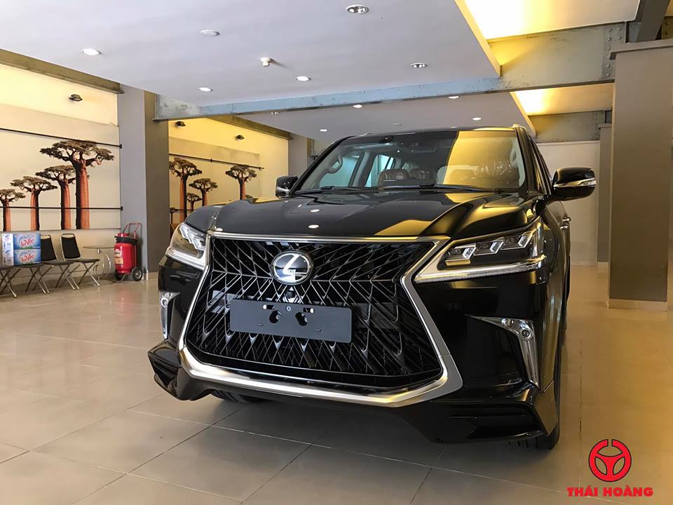 Ngo&agrave;i ra, b&ecirc;n h&ocirc;ng v&agrave; đu&ocirc;i xe c&ograve;n xuất hiện logo&nbsp;Super Sport như dấu hiệu nhận biết&nbsp;đ&acirc;y l&agrave; bản cao cấp nhất của d&ograve;ng xe Lexus LX570