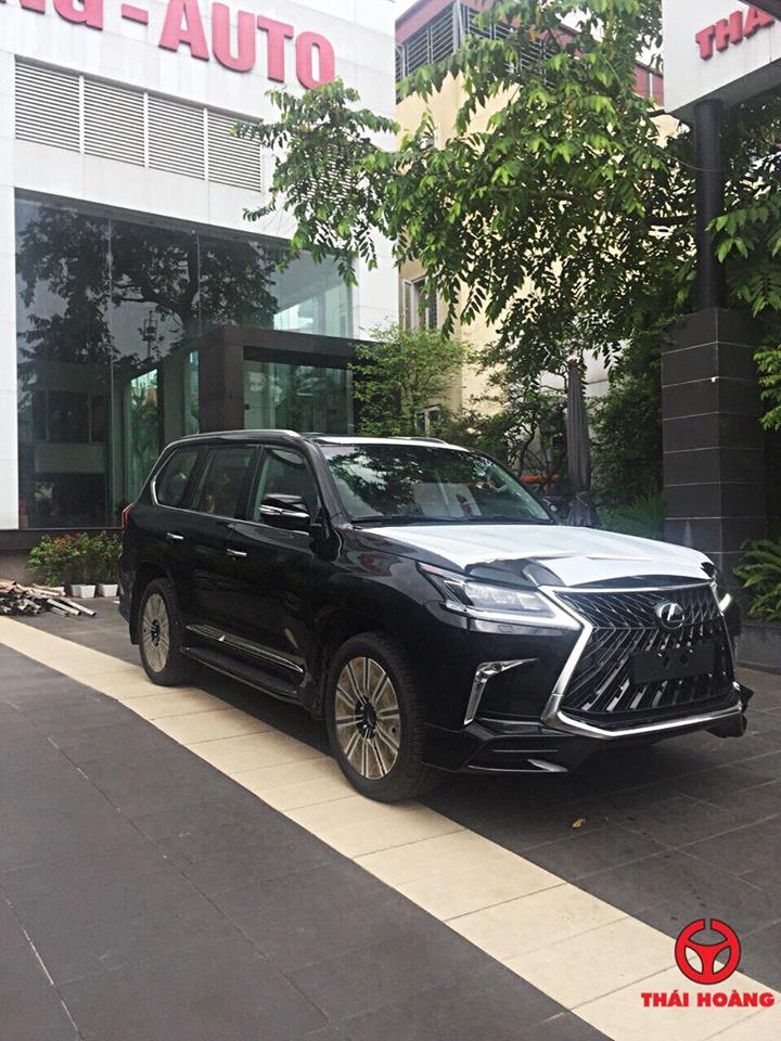 Cả 3 chiếc&nbsp;Lexus LX570 Super Sport 2018 mới&nbsp;được&nbsp;đưa về nước&nbsp;đều kh&ocirc;ng c&oacute; g&igrave; kh&aacute;c biệt so với những chiếc về trước&nbsp;đ&oacute;. Lưới tản nhiệt, cản va sau&nbsp;được thiết kế lại so với bản ti&ecirc;u chuẩn