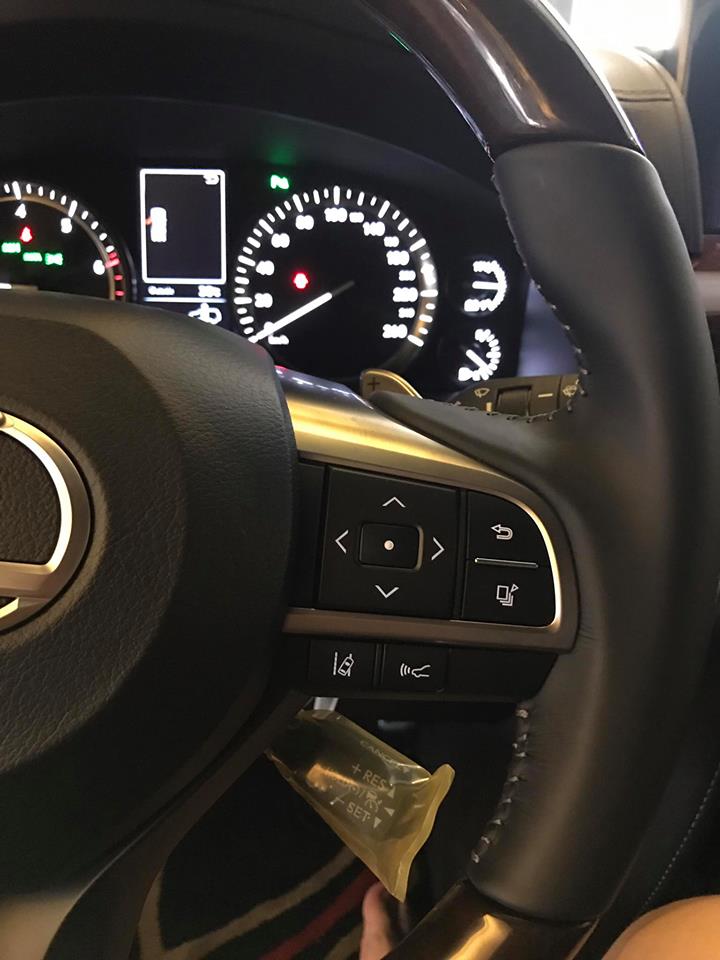 Lexus LX570 Super Sport 2018 vẫn sử dụng&nbsp;loại&nbsp;động cơ&nbsp;V8, dung t&iacute;ch 5,7 l&iacute;t tương tự như bản ti&ecirc;u chuẩn