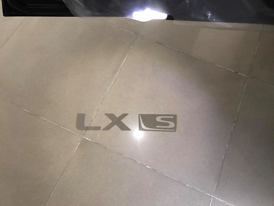 D&ograve;ng&nbsp;chữ LX S k&yacute; hiệu của phi&ecirc;n bản Super Sport ph&aacute;t s&aacute;ng dưới nền nh&agrave; khi chủ xe mở cửa.