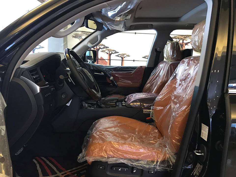 B&ecirc;n trong khoang l&aacute;i, Lexus LX570 Super Sport 2018 chỉ được h&atilde;ng xe sang Nhật Bản mang&nbsp;đến sự thay&nbsp;đổi nhẹ nh&agrave;ng cho xe với ghế bọc da m&agrave;u n&acirc;u