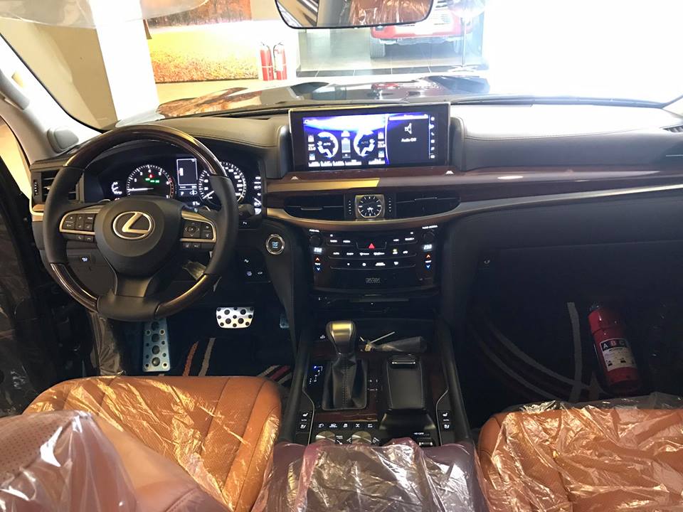 Lexus LX570 thế hệ mới&nbsp;l&agrave; 1 trong những chiếc SUV hạng sang b&aacute;n&nbsp;đắt như t&ocirc;m tươi tại thị trường Việt Nam.&nbsp;