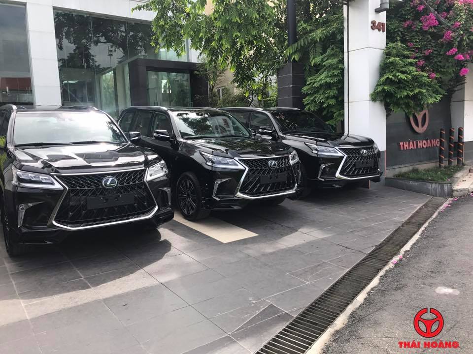 Lexus LX570 Super Sport 2018 c&oacute; thể l&agrave; tr&agrave;o lưu mới cho phong tr&agrave;o chơi xe SUV hạng sang tại thị trường Việt Nam, khi mới&nbsp;đ&acirc;y, một c&ocirc;ng ty nhập khẩu tư nh&acirc;n tại H&agrave; Nội đ&atilde;&nbsp;đem về nước đến&nbsp;3 chiếc.&nbsp;Đ&acirc;y c&oacute; thể coi l&agrave; l&ocirc; h&agrave;ng Lexus LX570 Super Sport 2018&nbsp;được nhập về Việt Nam nhiều nhất t&iacute;nh&nbsp;đến thời&nbsp;điểm hiện tại.
