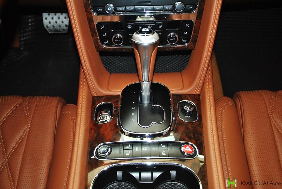 Sức mạnh của Bentley Flying Spur V8 được truyền tới bánh thông qua hộp số tự động ZF 8 cấp, nhờ đó, chiếc xe siêu sang này chỉ mất khoảng thời gian 5 giây để tăng tốc lên 100 km/h từ vị trí xuất phát trước khi đạt tốc độ tối đa 294 km/h.