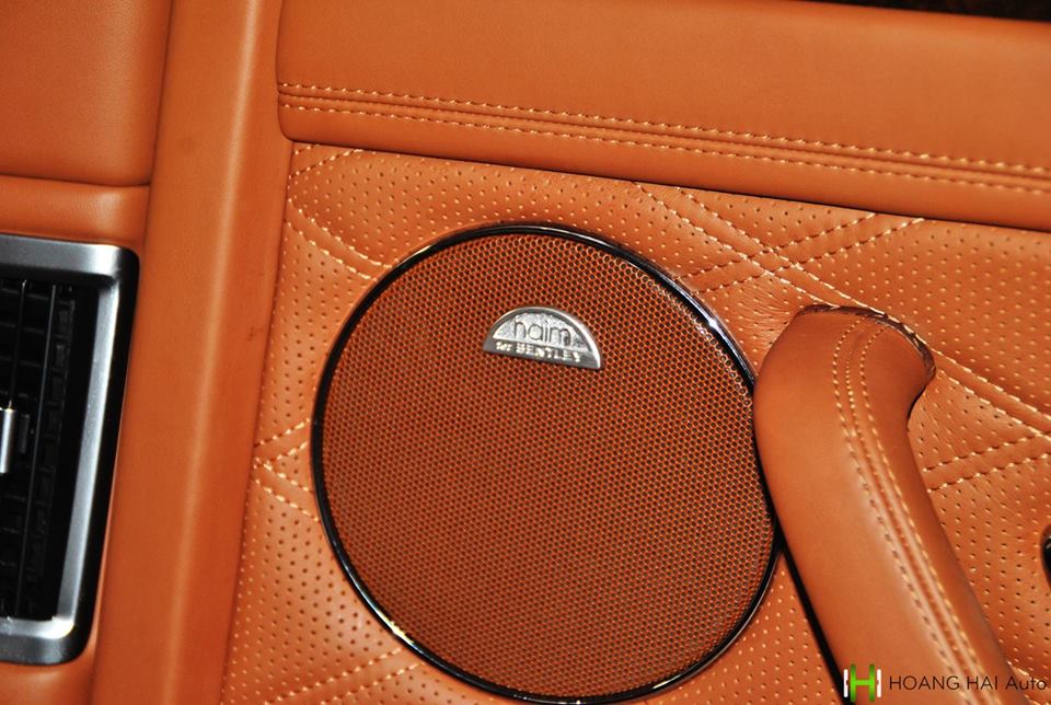 Các tuỳ chọn bên trong khoang lái chiếc Bentley Flying Spur biển kiểm soát tứ quý 6 đang được rao bán bao gồm rạp hát của Nami với 14 loa, công suất 1.100 W