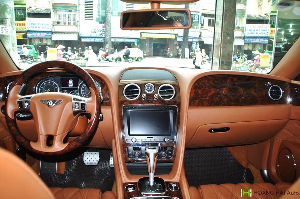 Bentley Flying Spur V8 biển số tứ quý 6 đang được một công ty nhập khẩu tư nhân quận 5 rao bán được sản xuất cuối năm 2015 và số VIN của năm 2016