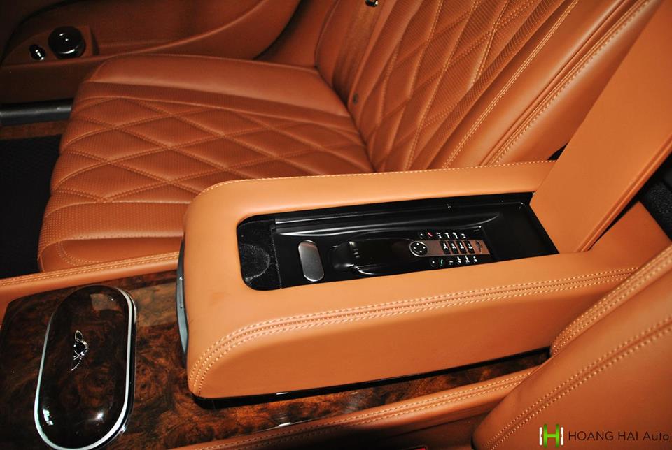 Ngoài ra, chiếc Bentley Flying Spur V8 biển tứ quý 6 còn có trang bị điện thoại cho hàng ghế sau