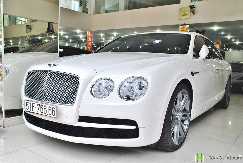 Có thể nói, chính chiếc biển số cực đẹp tứ quý 6 đã làm nên giá trị cho mẫu xe siêu sang Bentley Flying Spur V8 đang được rao bán. Đây là 1 trong 4 chiếc Bentley Flying Spur tại thị trường Việt Nam sở hữu biển tứ quý. 3 chiếc còn lại bao gồm 2 phiên bản Bentley Flying Spur W12 đeo biển tứ quý 8 và chiếc còn lại thuộc bản V8.