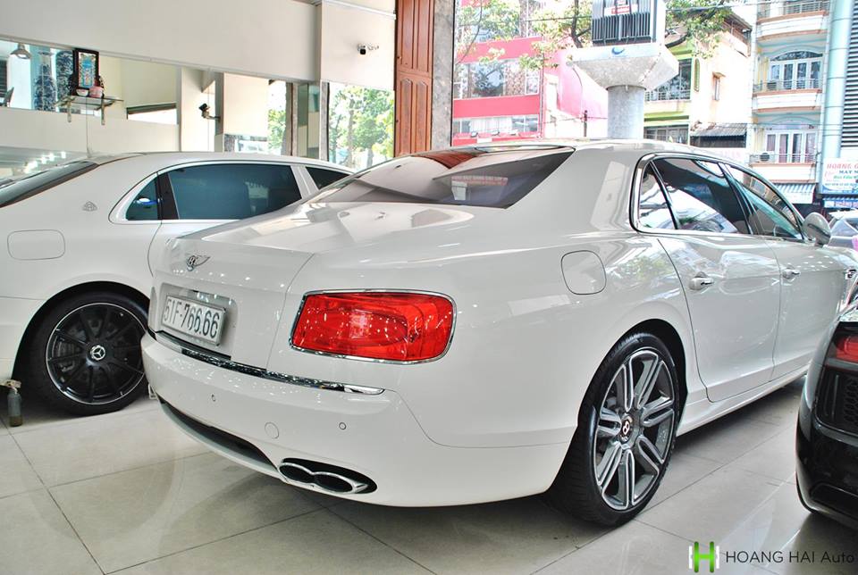 Hiện chưa rõ mức giá bán của chiếc Bentley Flying Spur V8 biển số tứ quý 6, chỉ biết rằng, lúc mới về nước, mẫu xe siêu sang này được chào bán chính hãng hơn 10 tỷ Đồng.