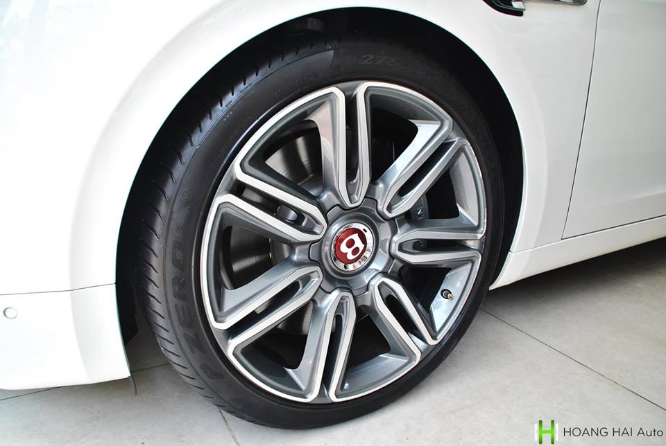 Chi tiết này cũng được thể hiện qua chụp mâm ở 4 bánh xe và logo phía sau Bentley Flying Spur V8