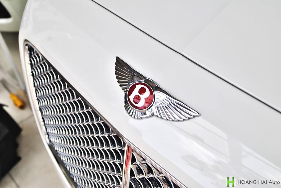 Xe siêu sang Bentley Flying Spur biển cực đẹp tứ quý 6 đang được công ty nhập khẩu tư nhân quận 5 rao bán thuộc phiên bản V8 nên logo chữ B màu trắng trước đầu xe có nền sơn màu đỏ