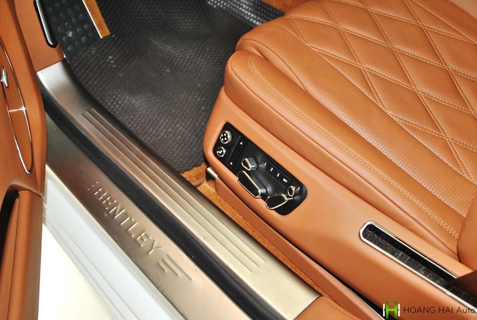 Tất cả các ghế ngồi trên chiếc xe siêu sang Bentley Flying Spur V8 biển cực đẹp tứ quý 6 đang được rao bán đều được trang bị tính năng sưởi mà massage. Ghế trước còn có 2 đệm.