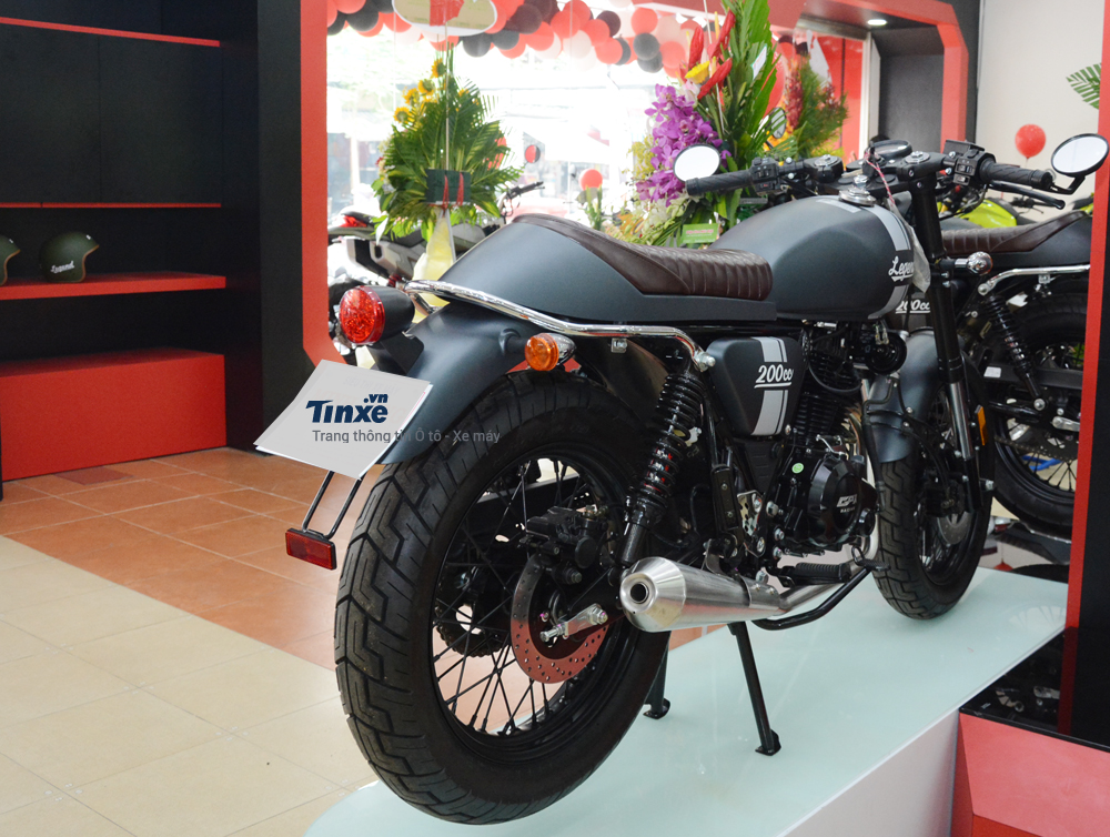 Mẫu caf&eacute; racer GPX Legend 200 với gi&aacute; b&aacute;n ch&iacute;nh h&atilde;ng 63 triệu Đồng c&oacute; k&iacute;ch thước tổng thể bao gồm chiều d&agrave;i 2.010 mm, chiều rộng 750 mm v&agrave; chiều cao l&agrave; 1.000 mm.