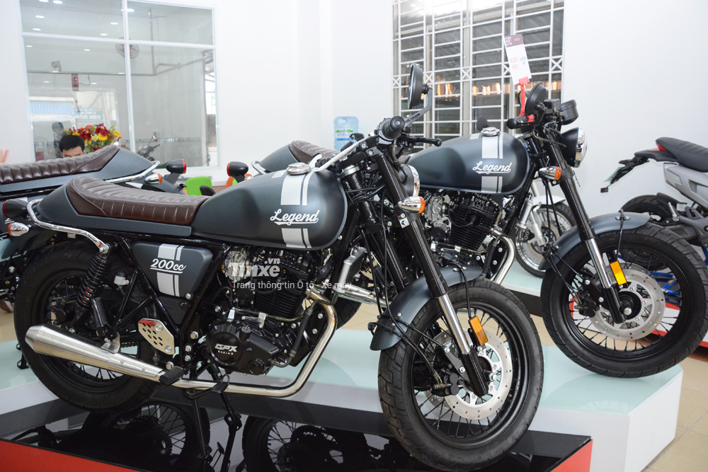 Mẫu caf&eacute; racer&nbsp;GPX Legend 200 sẽ&nbsp;c&oacute;&nbsp;gi&aacute; b&aacute;n&nbsp;ch&iacute;nh&nbsp;h&atilde;ng&nbsp;tại&nbsp;Việt&nbsp;Nam l&agrave;&nbsp;63 triệu&nbsp;Đồng,rẻ&nbsp;hơn&nbsp;khoảng&nbsp;2 triệu&nbsp;Đồng&nbsp;so với&nbsp;phi&ecirc;n&nbsp;bản&nbsp;Legend Gentleman