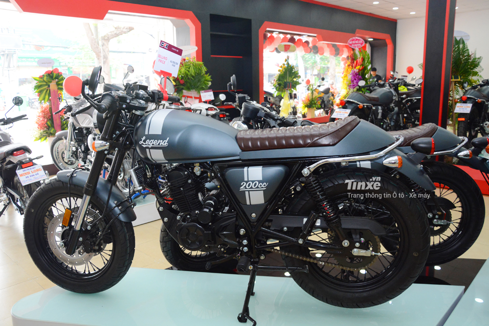 Mẫu Cafe Racer gi&aacute; rẻ cực chất đến từ Th&aacute;i Lan c&oacute; thiết kế đậm chất ho&agrave;i cổ pha c&ugrave;ng c&aacute;c t&iacute;nh năng hiện đại như cặp thắng đĩa b&aacute;nh trước, đồng hồ kỹ thuật số to&agrave;n phần hay đ&egrave;n hậu dạng LED.