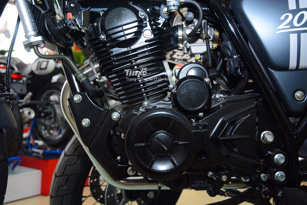 Tr&aacute;i tim cho&nbsp;mẫu caf&eacute; racer GPX Legend 200&nbsp;đến từ khối&nbsp;động cơ xy-lanh&nbsp;đơn&nbsp;4 kỳ, SOHC,l&agrave;m m&aacute;t bằng kh&ocirc;ng kh&iacute;, dung t&iacute;ch thực&nbsp;197 ph&acirc;n&nbsp;khối.