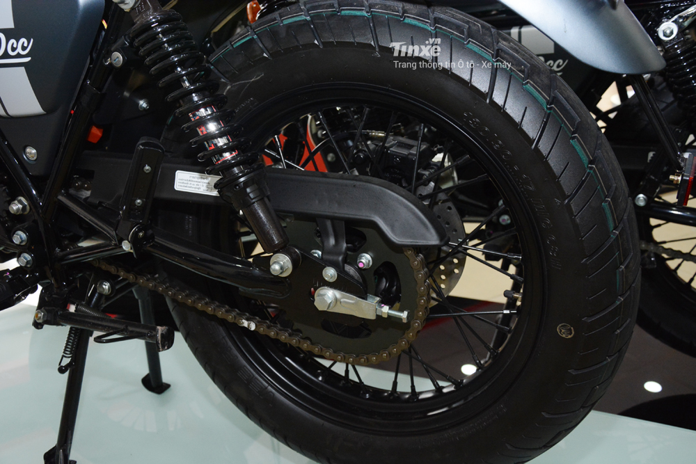 Mẫu caf&eacute; racer GPX Legend 200&nbsp;được trang bị lại b&aacute;nh căm sơn&nbsp;đen c&oacute; k&iacute;ch thước 17 inch.&nbsp;Đi k&egrave;m với&nbsp;đ&oacute; l&agrave; lốp trước c&oacute; k&iacute;ch thước&nbsp;110/90 v&agrave; ph&iacute;a sau l&agrave; 130/90.
