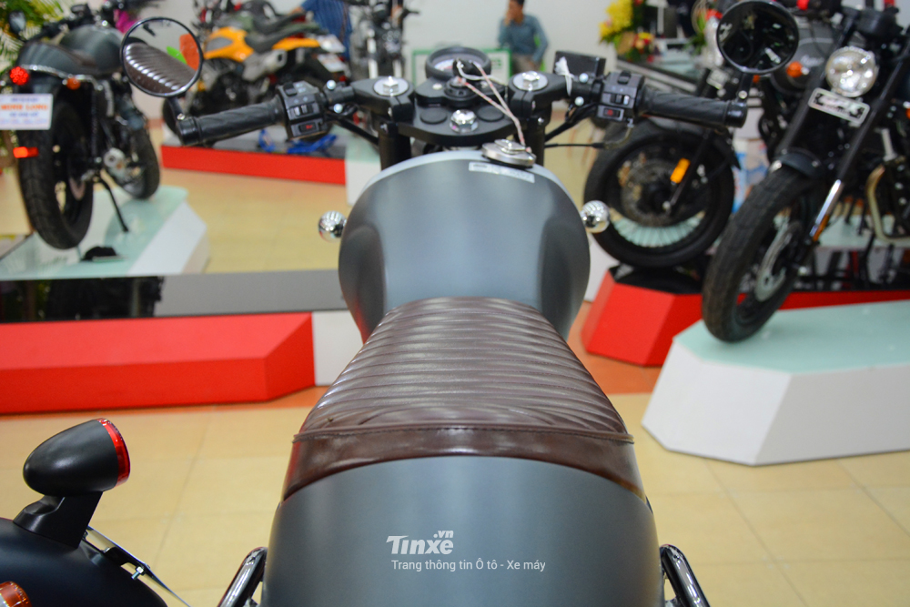 Mặc d&ugrave; c&oacute; thiết kế của d&ograve;ng xe&nbsp;caf&eacute; racer nhưng y&ecirc;n xe của&nbsp;GPX Legend 200 vẫn&nbsp;đủ chỗ cho 2 người ngồi. Ph&iacute;a cuối y&ecirc;n với gờ&nbsp;đứng mang&nbsp;đến vẻ&nbsp;đẹp cho d&ograve;ng xe thiết kế cổ điển&nbsp;n&agrave;y.
