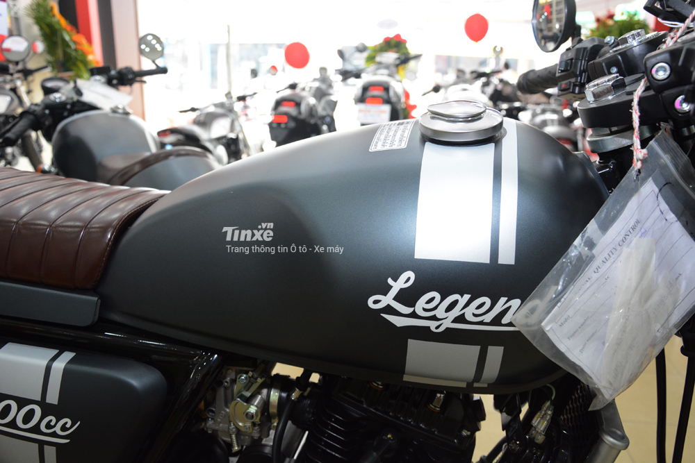 Trọng lượng của&nbsp;mẫu caf&eacute; racer GPX Legend 200 l&agrave; 135 kg. B&igrave;nh xăng c&oacute; sức chứa l&ecirc;n&nbsp;đến 11,5 l&iacute;t.