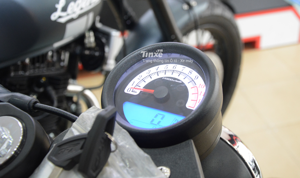 Ph&iacute;a tr&ecirc;n&nbsp;đ&egrave;n pha l&agrave; bảng&nbsp;đồng hồ c&oacute; thiết kế&nbsp;tr&ograve;n cổ&nbsp;điển của&nbsp;GPX Legend 200, tuy nhi&ecirc;n,&nbsp;đồng hồ n&agrave;y&nbsp;chia th&agrave;nh 2 phần&nbsp;t&aacute;ch biệt kết hợp giữa dạng analog&nbsp;hiển thị v&ograve;ng tua m&aacute;y v&agrave; kỹ thuật số với&nbsp;c&aacute;c&nbsp;th&ocirc;ng&nbsp;số&nbsp;điện từ LCD hiển thị tốc độ, kim xăng,&nbsp;qu&atilde;ng đường di chuyển v&agrave; số mo.