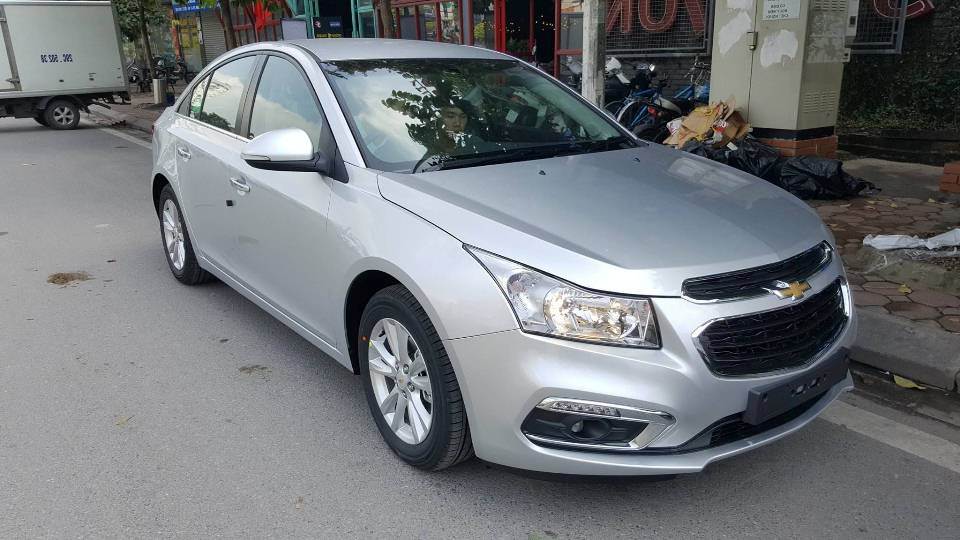 Chevrolet Cruze 2018 màu bạc