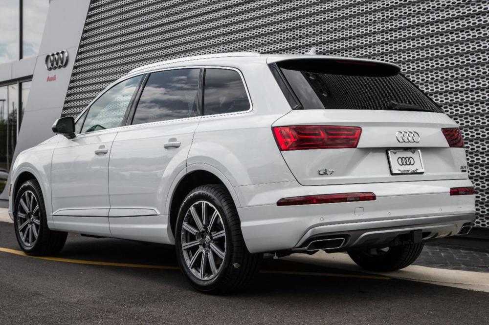 phần đuôi và hông xe audi q7 2018