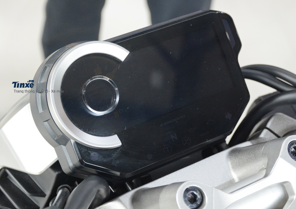 Trang bị đồng hồ LCD mini trên Honda CB1000R