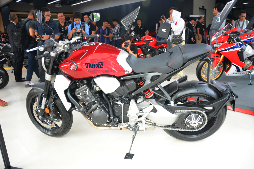 Mẫu xe Honda CB1000R 2018 được trưng bày tại showroom
