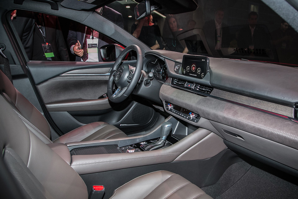 Nội thất trên Mazda6