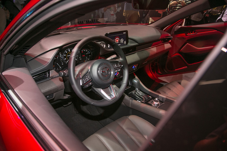 Vô lăng trên Mazda6