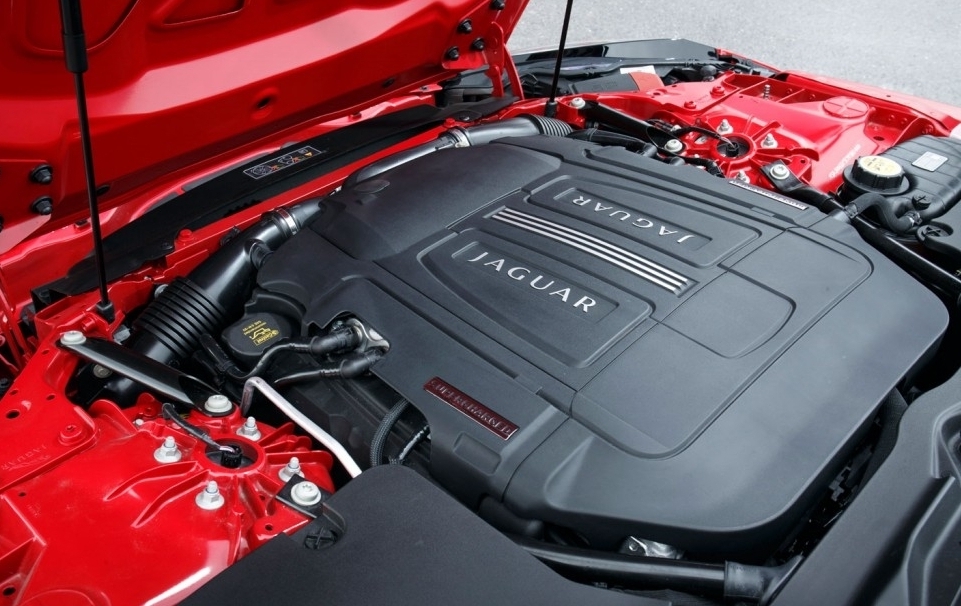 Trang bị động cơ Jaguar F-Type
