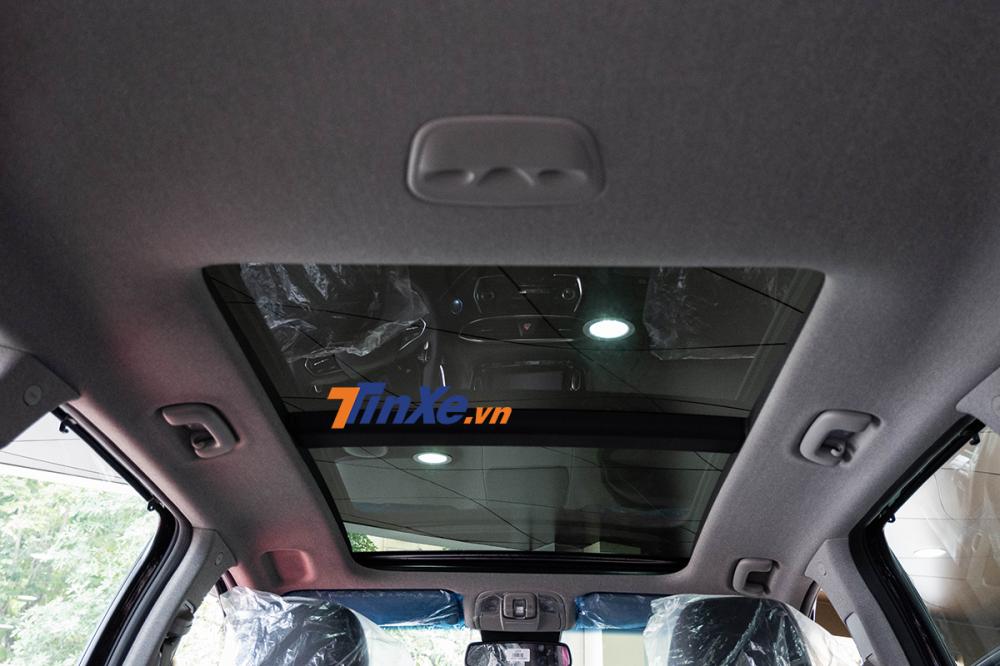 Ở bản đặc biệt và Premium cao cấp nhất, xe có trang bị cửa sổ trời