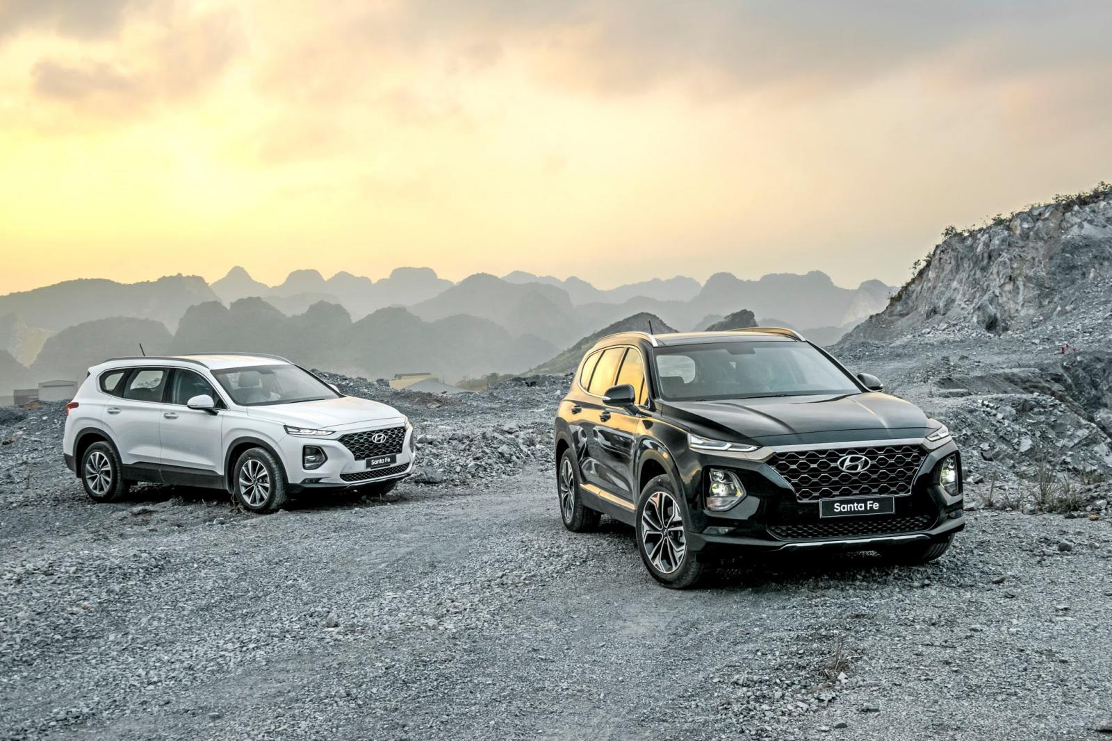 Hyundai Santa Fe 2019 màu đen và trắng