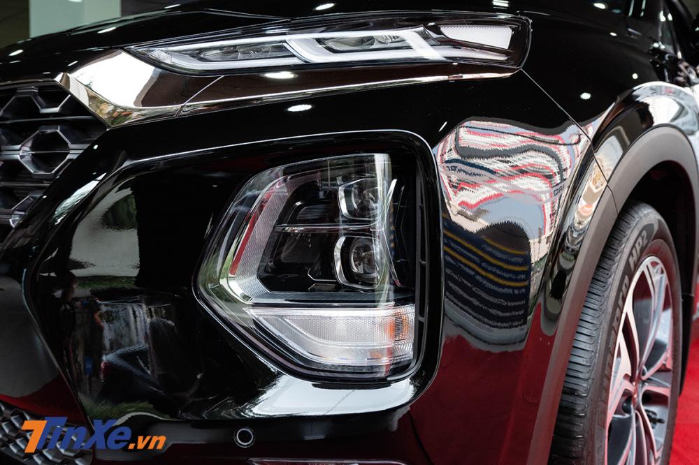 Phong cách thiết kế mới đẩy đèn LED định vị ban ngày của Santa Fe 2019 lên trên, cụm đèn chính di dời xuống dưới