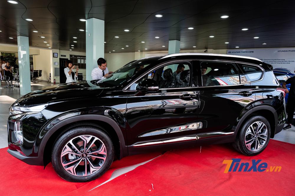 Thân xe có đường gân nối từ đèn hậu lên đèn LED định vị ban ngày phía trước