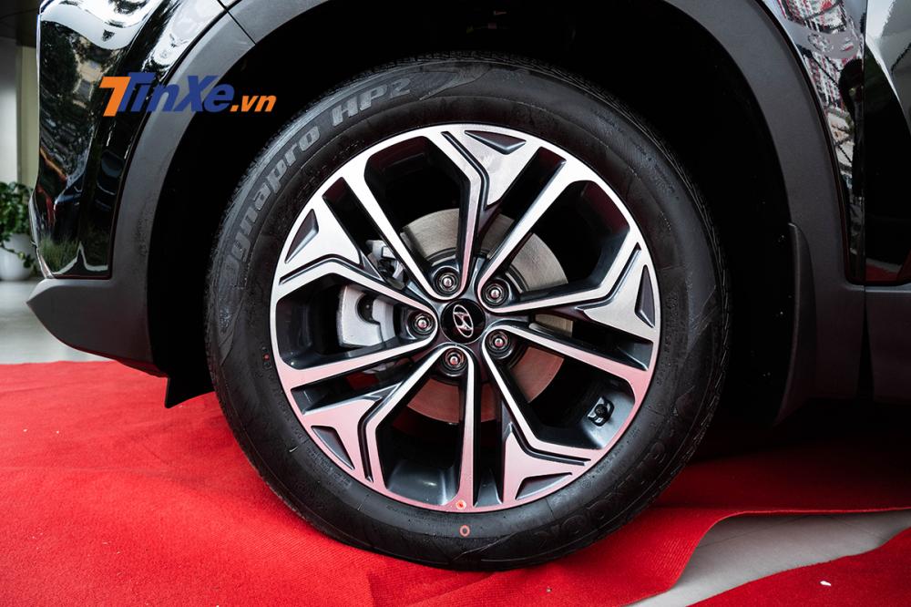 Thiết kế mâm hợp kim mới ở bản đặc biệt và Premium có kích cỡ 19 inch lớn hơn hẳn bản tiêu chuẩn