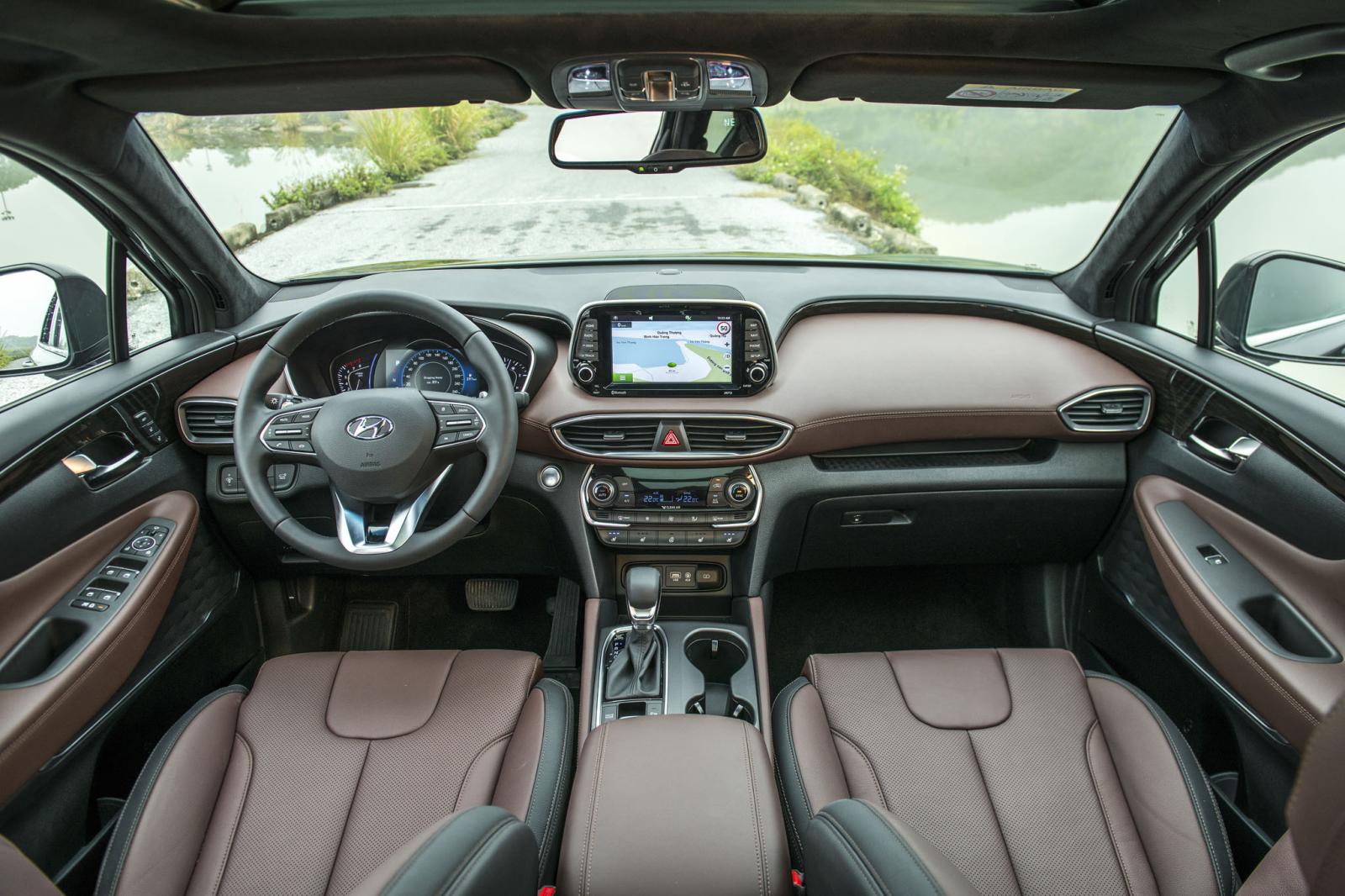Nội thất hiện đại có phần giống với Hyundai Kona nhưng sang trọng hơn nhờ các chi tiết bọc da