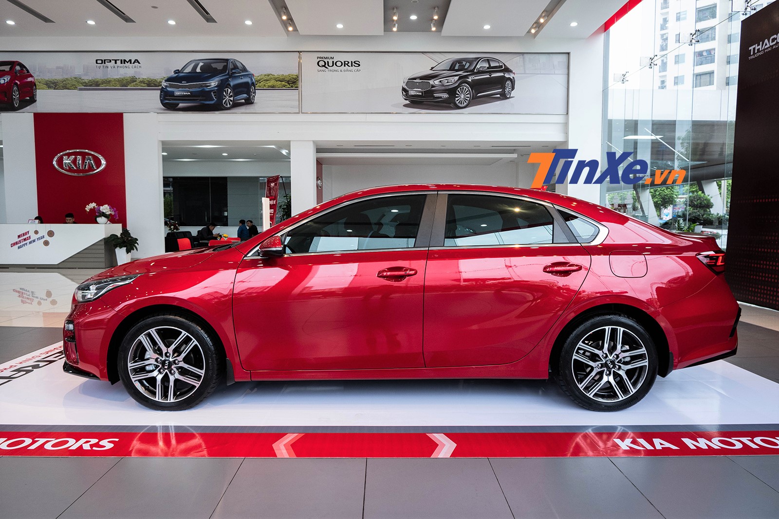 Thân xe kiểu dáng Fastback giống với Kia Stinger