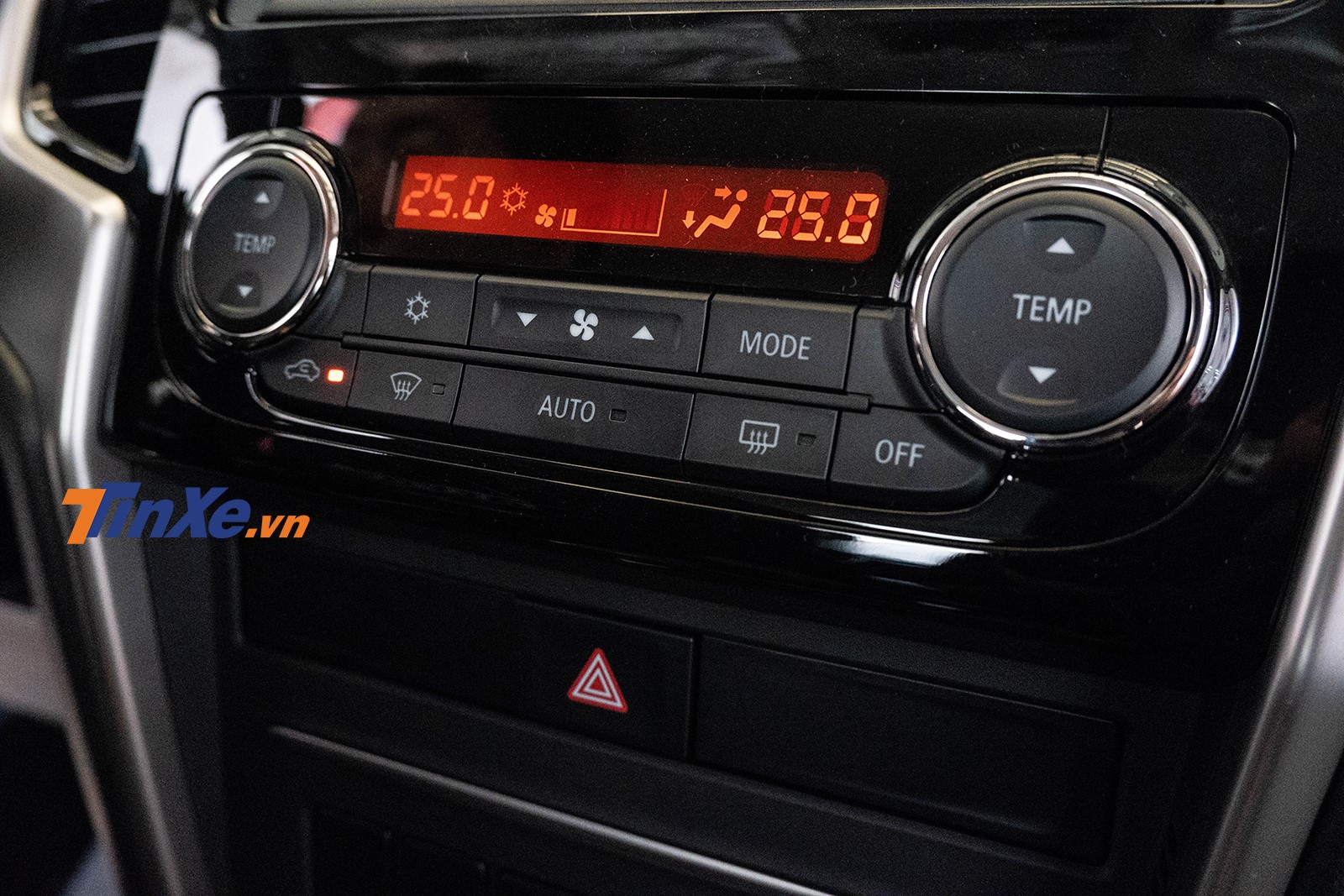 Hệ thống thông tin giải trí gồm dàn âm thanh 6 loa kết hợp với màn hình cảm ứng 6,75 inch tích hợp Android Auto và Apple CarPlay, hỗ trợ kết nối điện thoại qua cổng USB hoặc Bluetooth.
