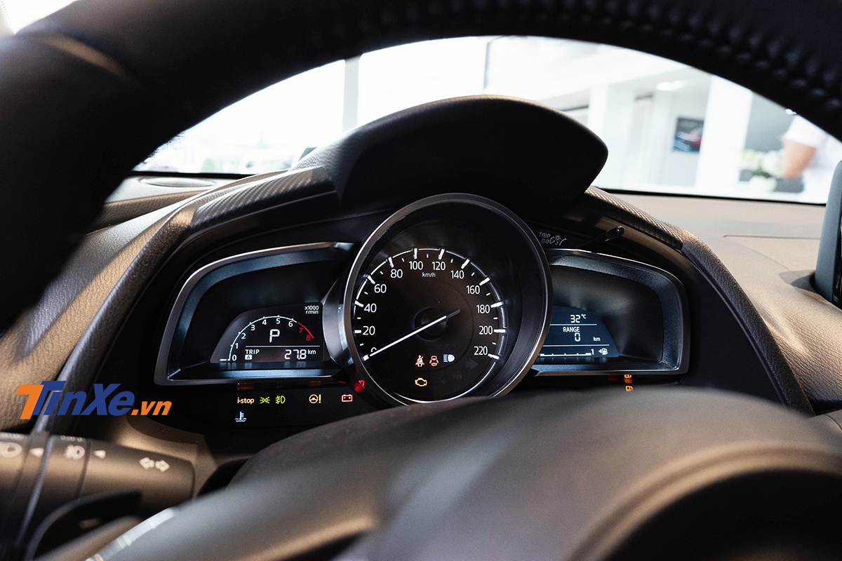 Cụm đồng hồ của Mazda2 gồm một đồng hồ dạng analogue ở giữa và 2 màn hình LCD 2 bên