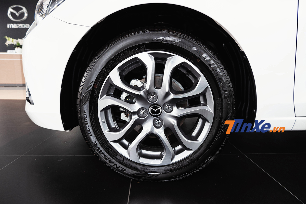 Thiết kế la-zăng trên phiên bản cao cấp nhất của sedan vẫn được giữ nguyên nhưng đã có thay đổi về màu sơn