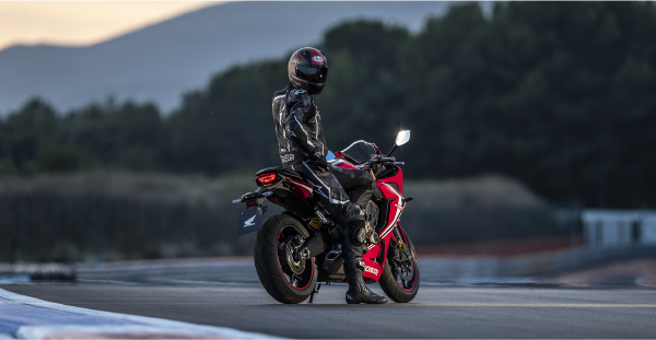 Đ&egrave;n b&aacute;o dừng khẩn cấp cũng l&agrave; trang bị ti&ecirc;u chuẩn tr&ecirc;n xe