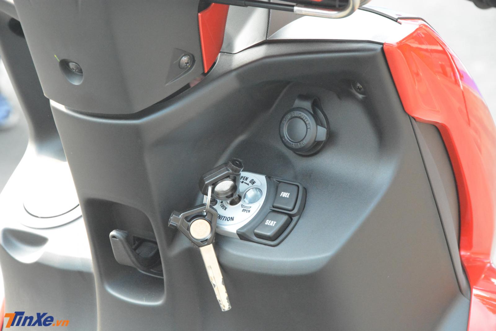 Phía trên ổ khóa là cổng sạc 12V