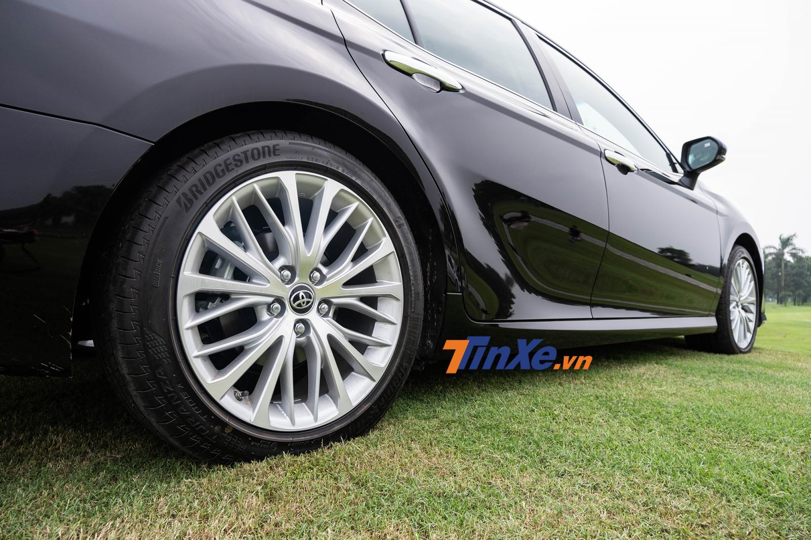Thiết kế đu&ocirc;i sau của Toyota Camry 2019 đầy hiện đại, trẻ trung v&agrave; thể thao